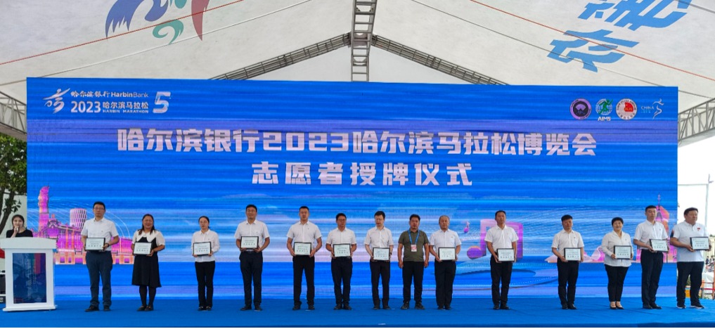 4beats365官网领导老师上台领奖.jpg 4beats365官网领导老师上台领奖.jpg