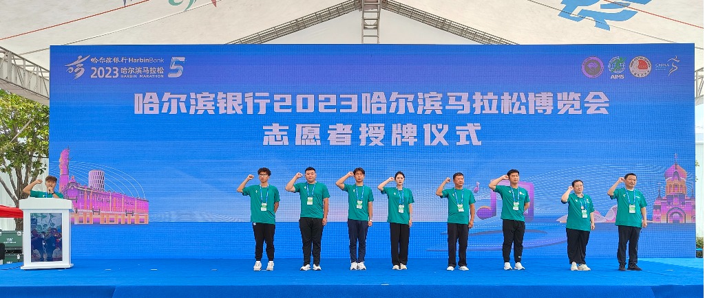 5学生代表辛佳琪带领志愿者宣誓.jpg 5学生代表辛佳琪带领志愿者宣誓.jpg